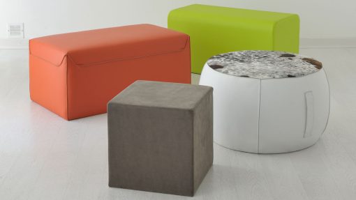 Complementi d'arredo per il salotto moderno. Pouf rivestito in vera pelle o in ecopelle ignifuga. Decine di colori. Consegna a domicilio.