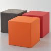 Complément d'ameublement, ce pouf carré est revêtu de cuir ou d'eco-cuir. Nombreuses couleurs disponibles. Achat en ligne. Livraison à domicile.