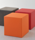 Complément d'ameublement, ce pouf carré est revêtu de cuir ou d'eco-cuir. Nombreuses couleurs disponibles. Achat en ligne. Livraison à domicile.