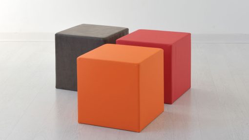 Complément d'ameublement, ce pouf carré est revêtu de cuir ou d'eco-cuir. Nombreuses couleurs disponibles. Achat en ligne. Livraison à domicile.