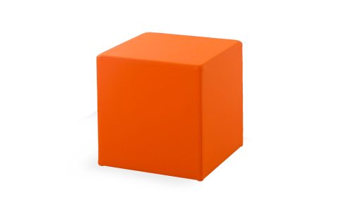 Complément d'ameublement, ce pouf carré est revêtu de cuir ou d'eco-cuir. Nombreuses couleurs disponibles. Achat en ligne. Livraison à domicile.