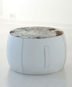 Complément d'ameublement, ce pouf rond est revêtu de cuir ou d'eco-cuir. Nombreuses couleurs disponibles. Achat en ligne. Livraison à domicile.