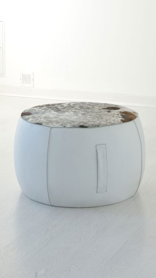 Complemento d'arredo pratico e moderno. Il lussuoso pouf rotondo in pelle o eco-pelle è disponibile in molti colori. Acquisto online e consegna a domicilio.