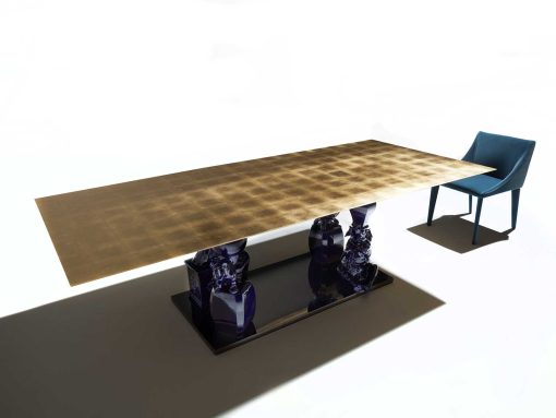 Tavolo rettangolare con base in acciaio cromato e 4 gambe in ceramica blu. Piano in legno ricoperto di foglie d'oro. Per le sale da pranzo più prestigiose.