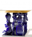 Tavolo rettangolare con base in acciaio cromato e 4 gambe in ceramica blu. Piano in legno ricoperto di foglie d'oro. Per le sale da pranzo più prestigiose.