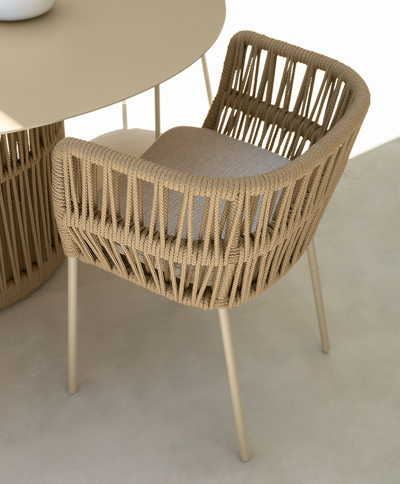 Table ronde de jardin originale en aluminium et corde beige. Vente en ligne de meubles design pour terrasses et balcons. Mobilier d'extérieur haut de gamme.