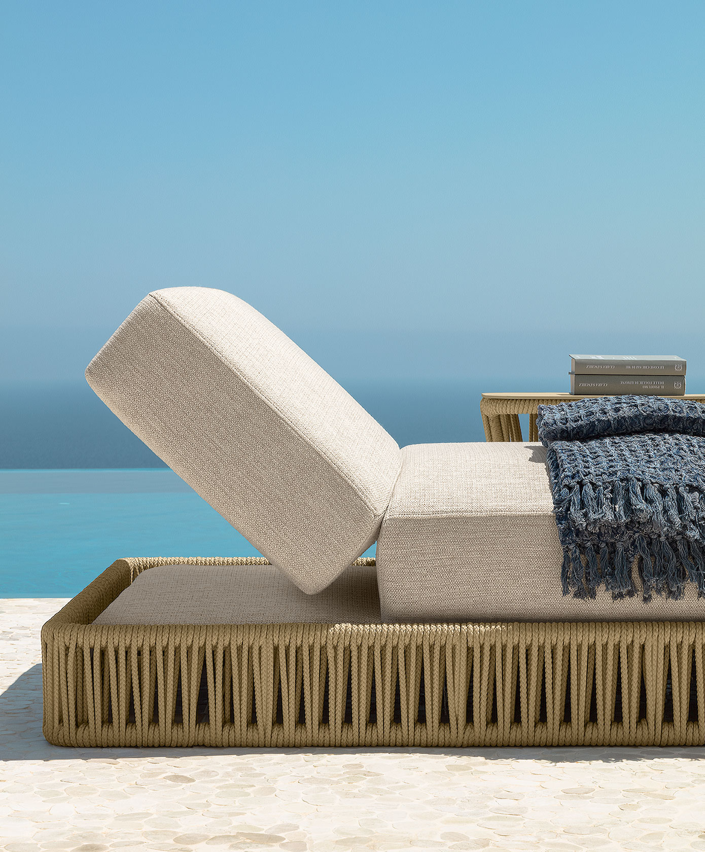 Chaise longue d'extérieur en aluminium et corde tressée beige. Vente en ligne de meuble de jardin haut de gamme et design avec livraison gratuite.