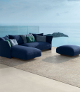 salotto da esterno imbottito con divano e chaise longue. Vendita online di mobili da giardino di lusso con consegna gratuita. Divano in tessuto blu e pouf.