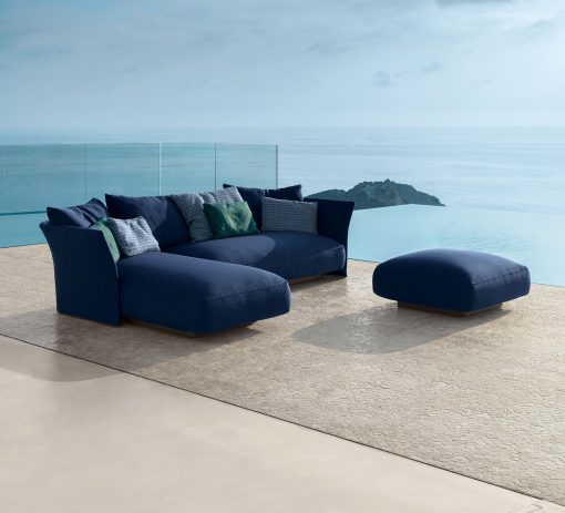 salotto da esterno imbottito con divano e chaise longue. Vendita online di mobili da giardino di lusso con consegna gratuita. Divano in tessuto blu e pouf.