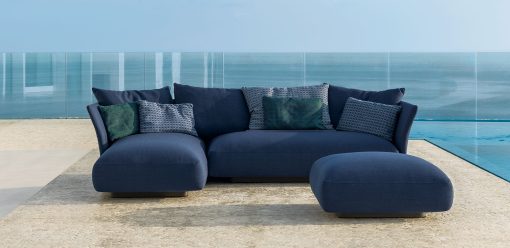 salotto da esterno imbottito con divano e chaise longue. Vendita online di mobili da giardino di lusso con consegna gratuita. Divano in tessuto blu e pouf.