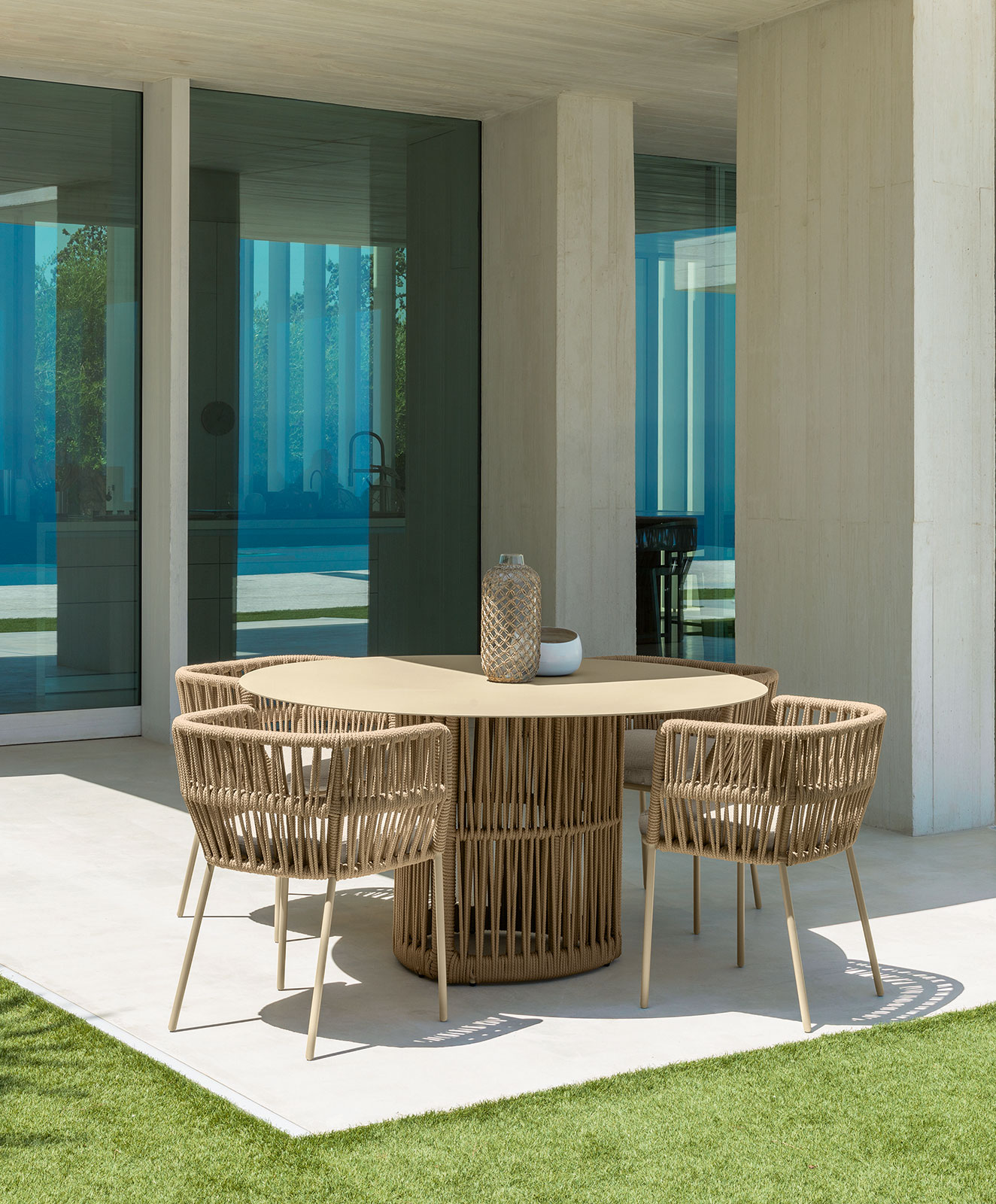 Poltroncina da esterno in alluminio e corda intrecciata sintetica beige. Comprate online mobili da giardino di alta qualità, design e con consegna gratuita.