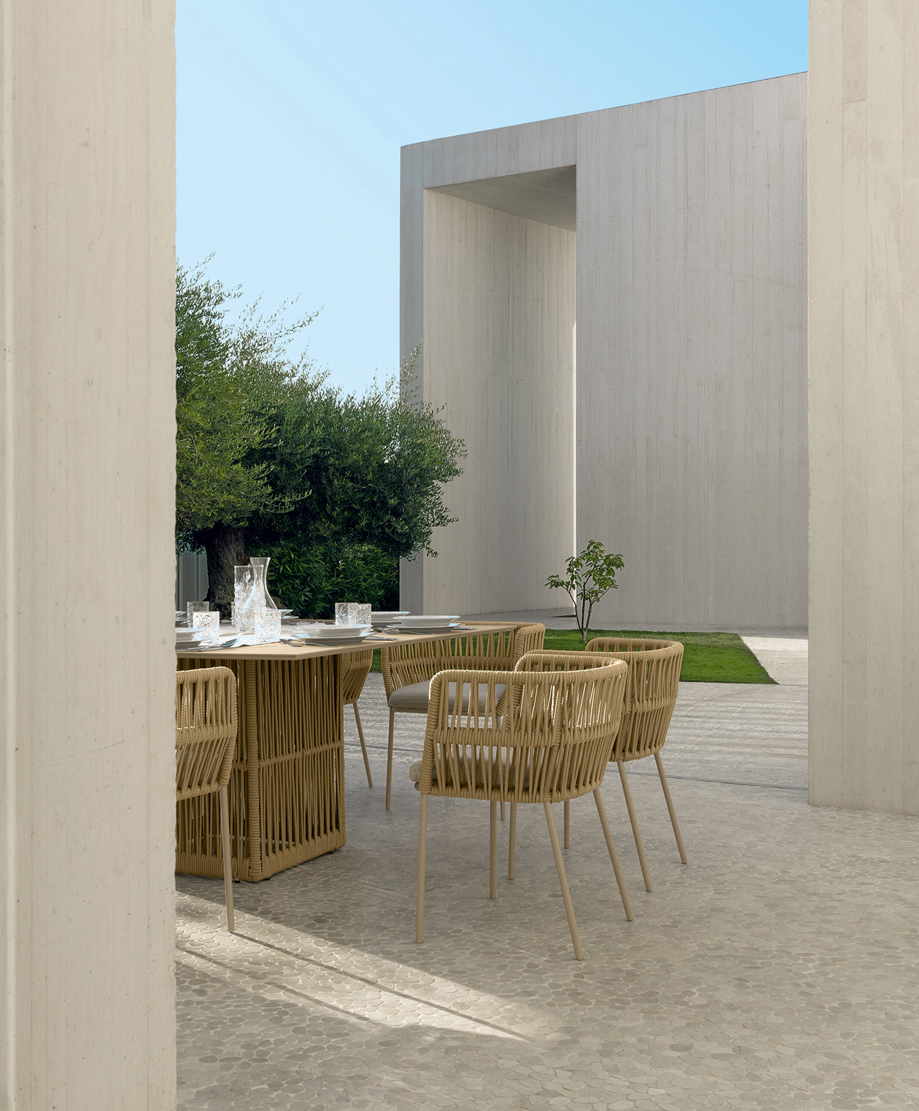 Fauteuil de jardin en aluminium et corde. Vente en ligne de meubles d'extérieur design haut de gamme pour balcons et terrasses avec livraison gratuite.