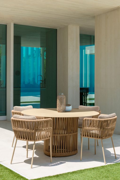 Tavolo rotondo da esterno design in alluminio con intreccio di corda. Vendita online di mobili di lusso per giardini e terrazze con consegna gratuita.