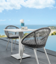 Une chaise de jardin avec structure en aluminium blanc et tressage gris. Vente en ligne et livraison à domicile pour votre villa, jardin ou yacht.