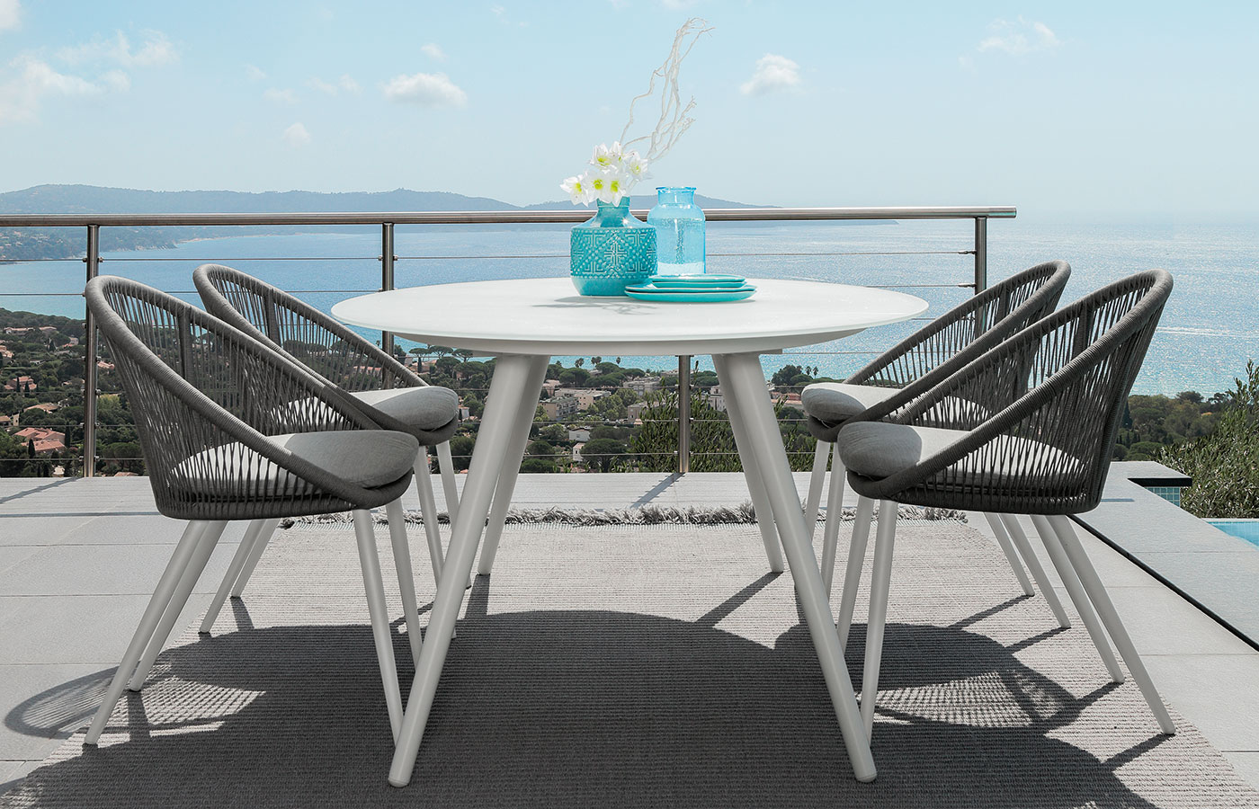Table de jardin ovale avec structure en aluminium blanc, plan en verre sérigraphié. Achetez en ligne nos meubles de jardin de luxe avec livraison gratuite.