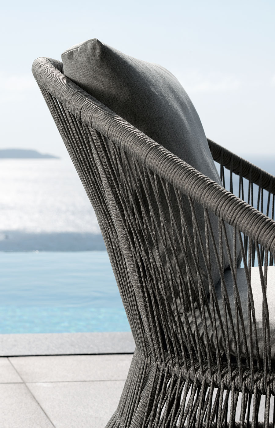 Meubles d'extérieur de haute qualité. Salon outdoor pour villas, hotels, yachts, restaurants. Le fauteuil de jardin Rope a une structure en aluminium.