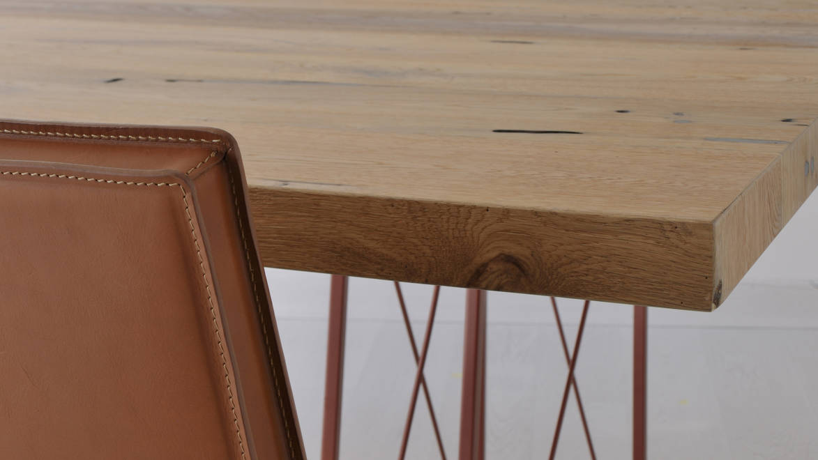 Dalle storiche briccole della laguna di Venezia, il piano in legno del tavolo rettangolare Roxy, numerato con certificato di autenticità. Consegna gratuita.