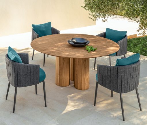 Shop online for a beautiful and luxurious round outdoor dining table in Accoya wood. High-quality outdoor furniture in free home delivery. Made in Italy.