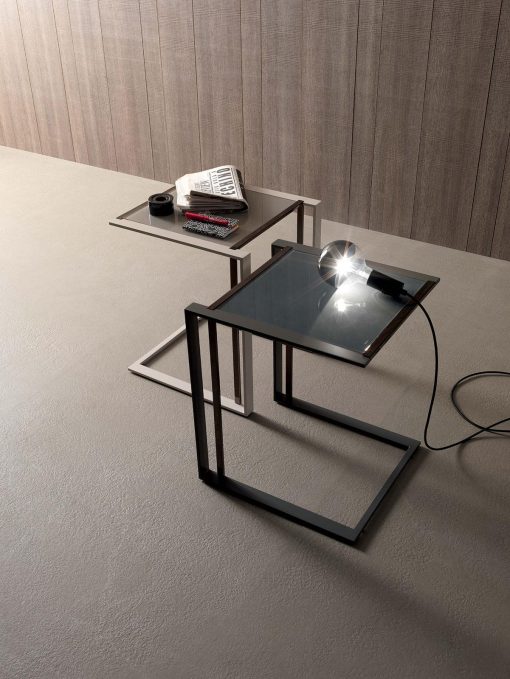 Tavolino in metallo verniciato e vetro acidato. Ampia personalizzazione. Linee perpendicolari, spessore ridotto, design Andrea Lucatello. Vendita online.