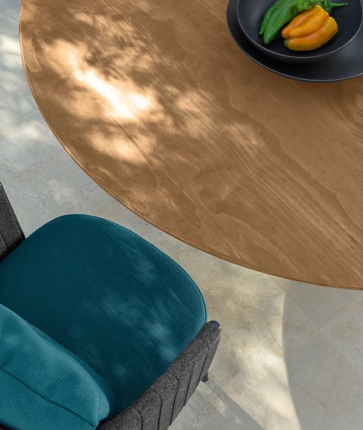 Saline table ronde de repas d'extérieur en bois d'Accoya. Vente en ligne de meubles de jardin design de luxe made in italy avec livraison gratuite