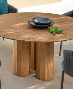 Shop online for a beautiful and luxurious round outdoor dining table in Accoya wood. High-quality outdoor furniture in free home delivery. Made in Italy.