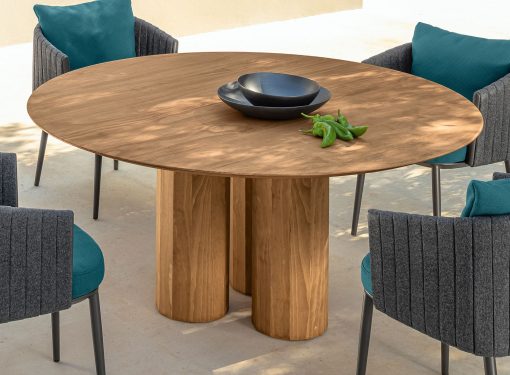 Shop online for a beautiful and luxurious round outdoor dining table in Accoya wood. High-quality outdoor furniture in free home delivery. Made in Italy.