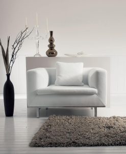The subtle silver metal accents on the feet as well as the fashionable leather covering give Samar, a soft leather armchair, a completely unique and elegant look.