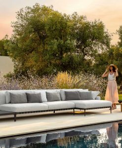 Luxueux canapé de jardin gris et beige, linéaire, modulaire, personnalisable. Meubles de haute qualité en vente en ligne et livraison gratuite à domicile.