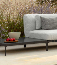 Luxueux canapé de jardin gris et beige, linéaire, modulaire, personnalisable. Meubles de haute qualité en vente en ligne et livraison gratuite à domicile.