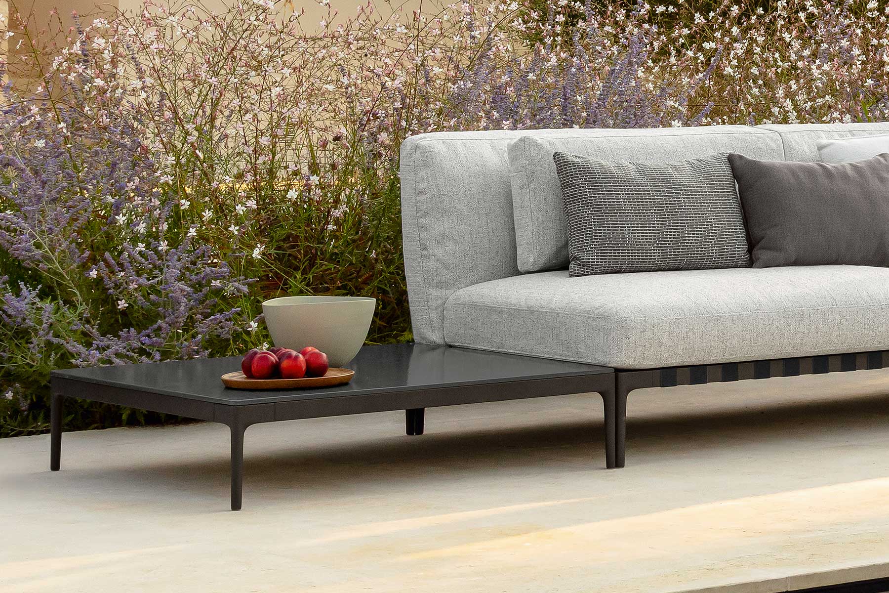 Luxueux canapé de jardin gris et beige, linéaire, modulaire, personnalisable. Meubles de haute qualité en vente en ligne et livraison gratuite à domicile.