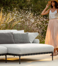 Divano lineare e modulare. Tonalità grigio scuro e beige. Personalizzazione su misura di prodotti di alta qualità per l'esterno. Vendita online e consegna.