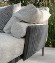 Divano lineare e modulare. Tonalità grigio scuro e beige. Personalizzazione su misura di prodotti di alta qualità per l'esterno. Vendita online e consegna.