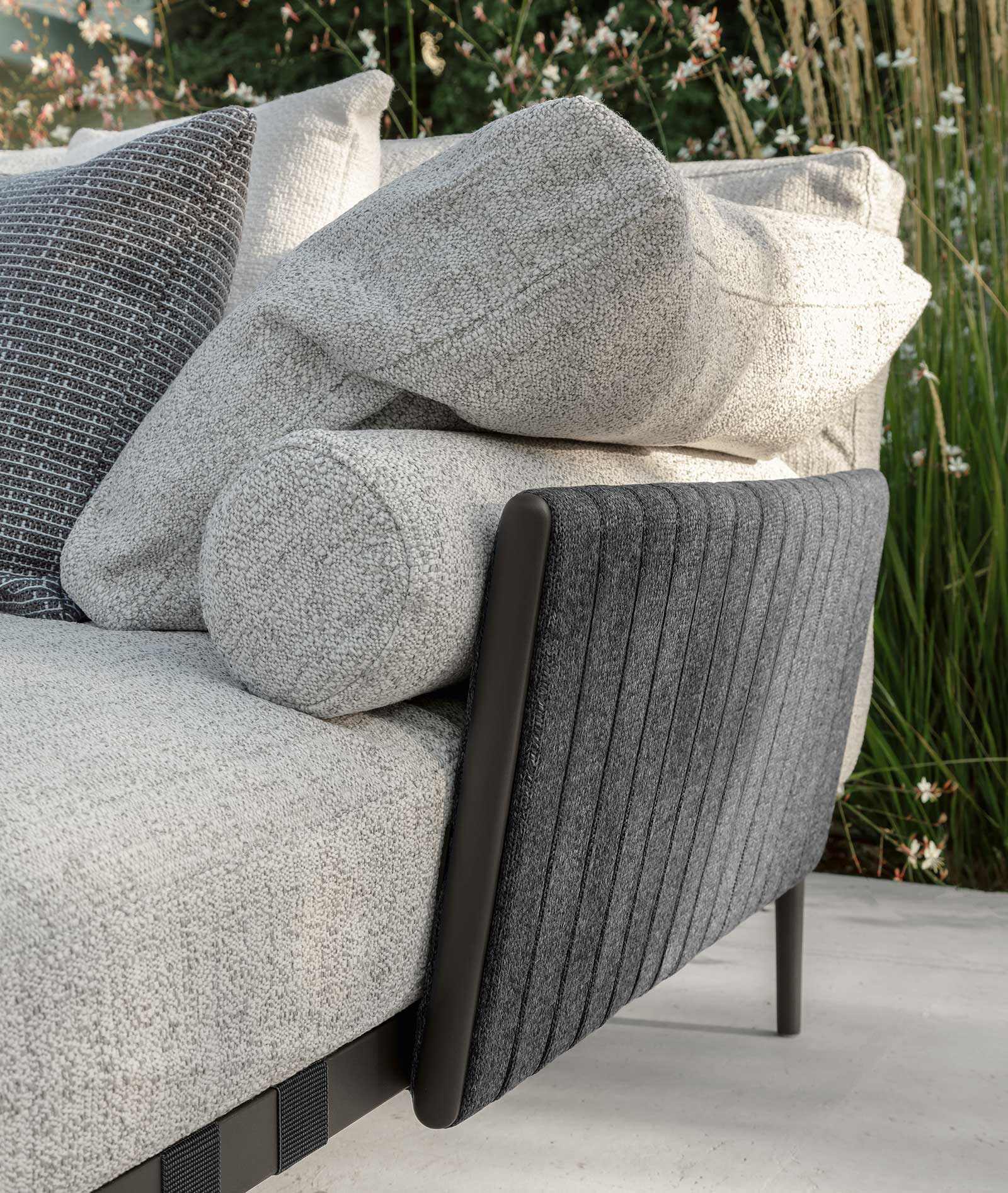 High-quality and elegant outdoor grey and beige sofa. Linear and modular lounge set, fully customizable. Shop online for the best garden furniture.