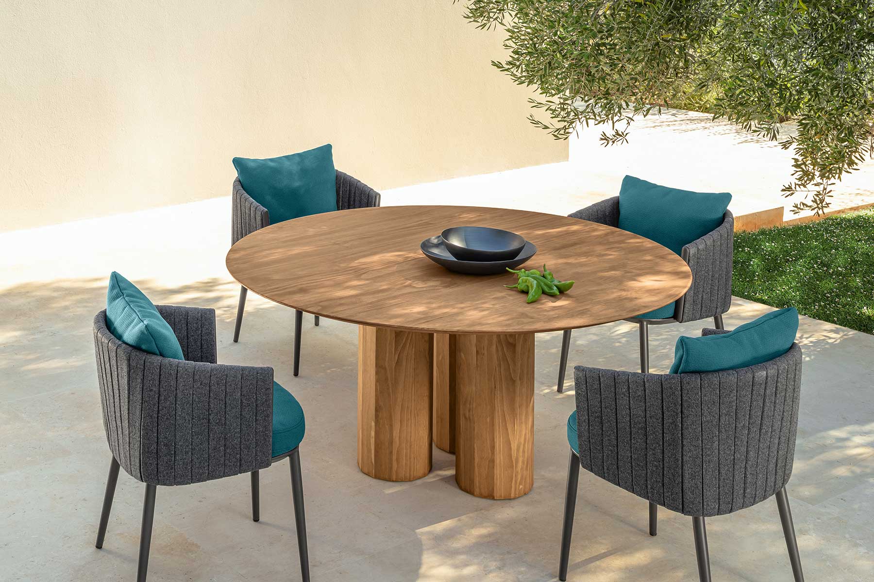 Une chaise bleue originale et luxueuse pour votre jardin, terrasse ou yacht. Achetez en ligne vos meubles de haute qualité en livraison à domicile gratuite.