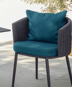 Une chaise bleue originale et luxueuse pour votre jardin, terrasse ou yacht. Achetez en ligne vos meubles de haute qualité en livraison à domicile gratuite.