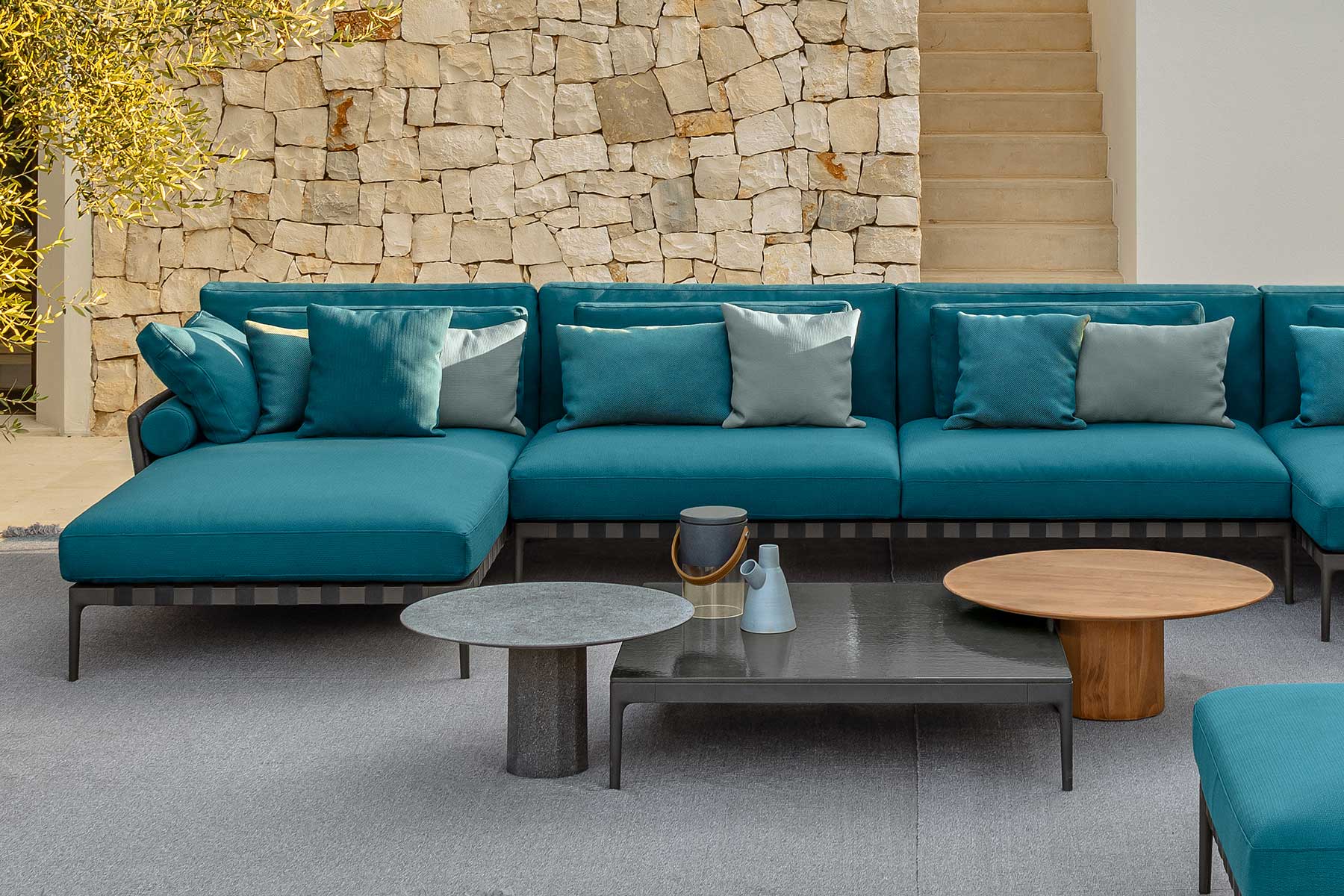Shop online for your complete new outdoor furniture. Blue garden lounge set (sofa, armchair, coffee table and several outdoor accessories) home delivered.
