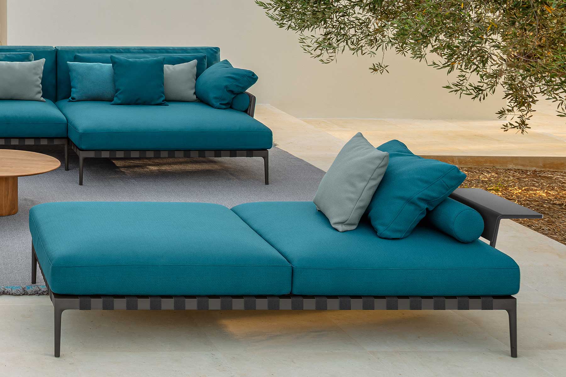 Vente en ligne de meubles d'extérieur de haute qualité. Salon de jardin bleu avec canapé et accessoires en option. Livraison à domicile gratuite.
