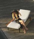 Transat luxueux et élégant. Bain de soleil avec coussin. Chaise longue dessinée par Ramon Esteve. Achat en ligne de meubles de jardin de haute qualité.