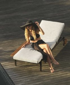 Transat luxueux et élégant. Bain de soleil avec coussin. Chaise longue dessinée par Ramon Esteve. Achat en ligne de meubles de jardin de haute qualité.