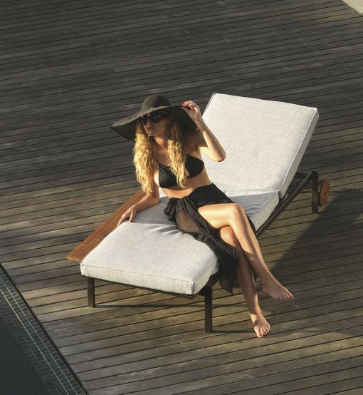Transat luxueux et élégant. Bain de soleil avec coussin. Chaise longue dessinée par Ramon Esteve. Achat en ligne de meubles de jardin de haute qualité.