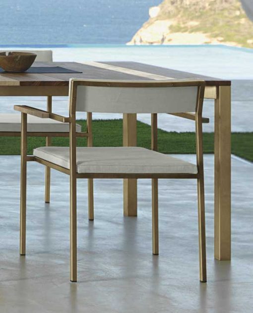Garden chair with arms. Padded seat and backrest. Luxurious outdoor patio furniture. Table and chairs. Design Ramon Esteve. Shop online.