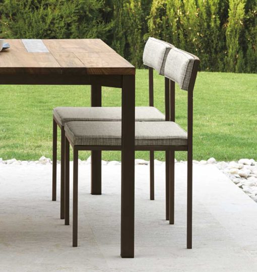 Sedia da giardino moderna imbottita. Tavolo con sedie da giardino in acciaio. Vendita online di arredo e mobili da esterno. Design Ramon Esteve.