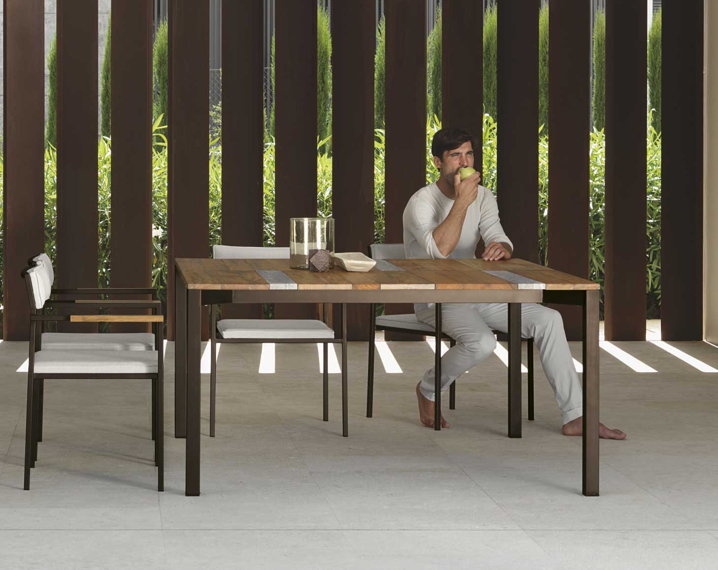 Table de jardin rectangulaire en iroko et travertin. Salon d'extérieur luxueux. Vente en ligne. Design Ramon Esteve. Set de table et chaises.