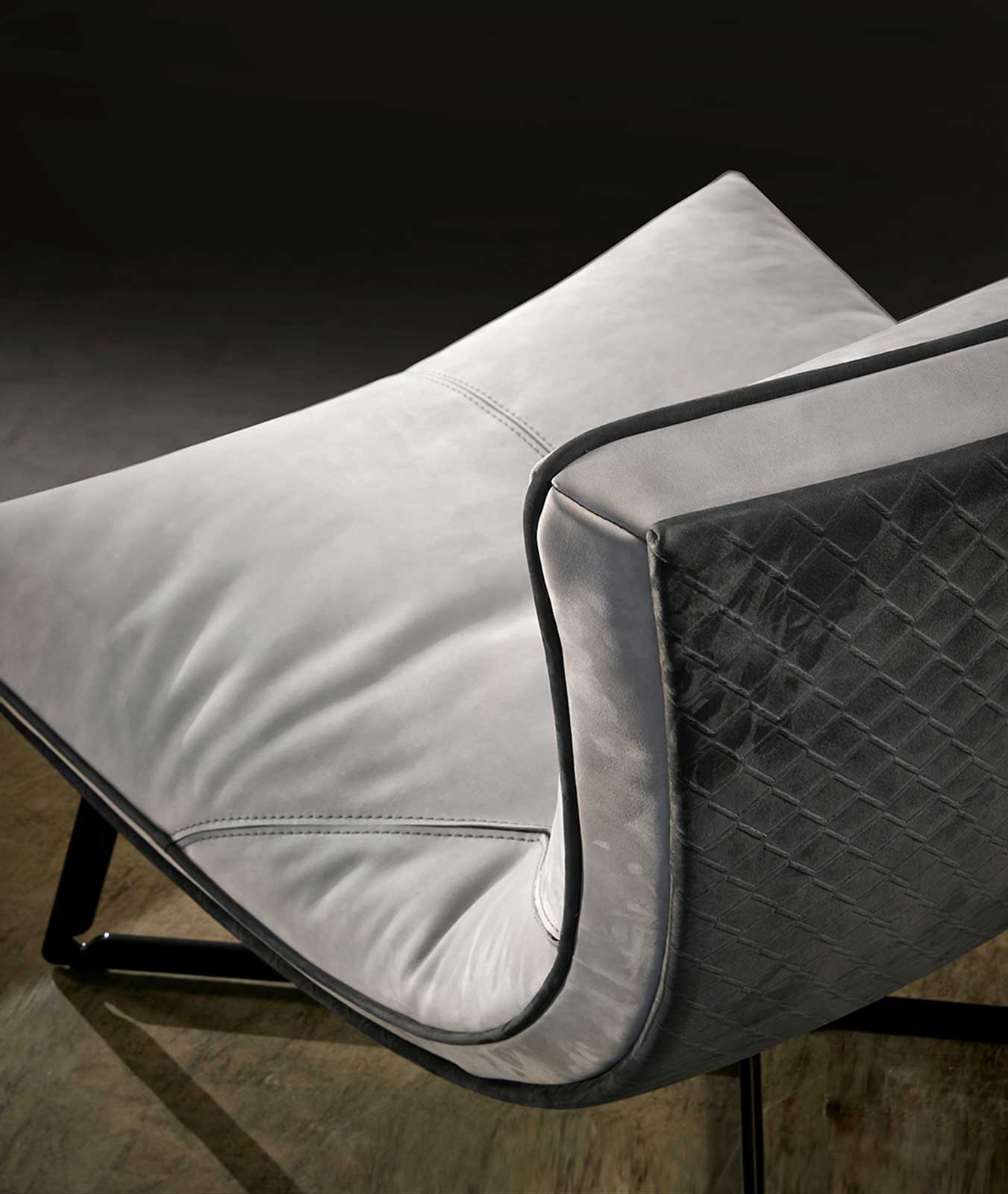 Chaise longue en cuir crème made in italy. Vente en ligne de meubles et fauteuils relax design haut de gamme avec livraison gratuite.