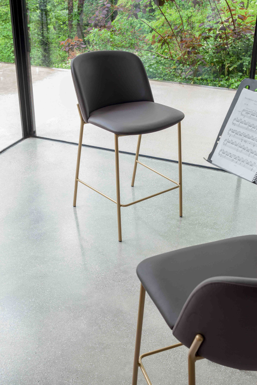 Sgabello Clo - struttura in metallo finitura oro goffrato - rivestimento ecopelle testa di moro