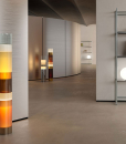 Straordinaria lampada da terra in vetro soffiato di Murano, forma cilindrica, multi colore. Design Rockwell Group. Consegna gratuita a domicilio.