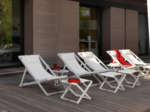 Vite, découvrez la chaise longue d'extérieur Tann! Un transat bain de soleil pratique et facile à vivre, entièrement réalisé artisanalement.