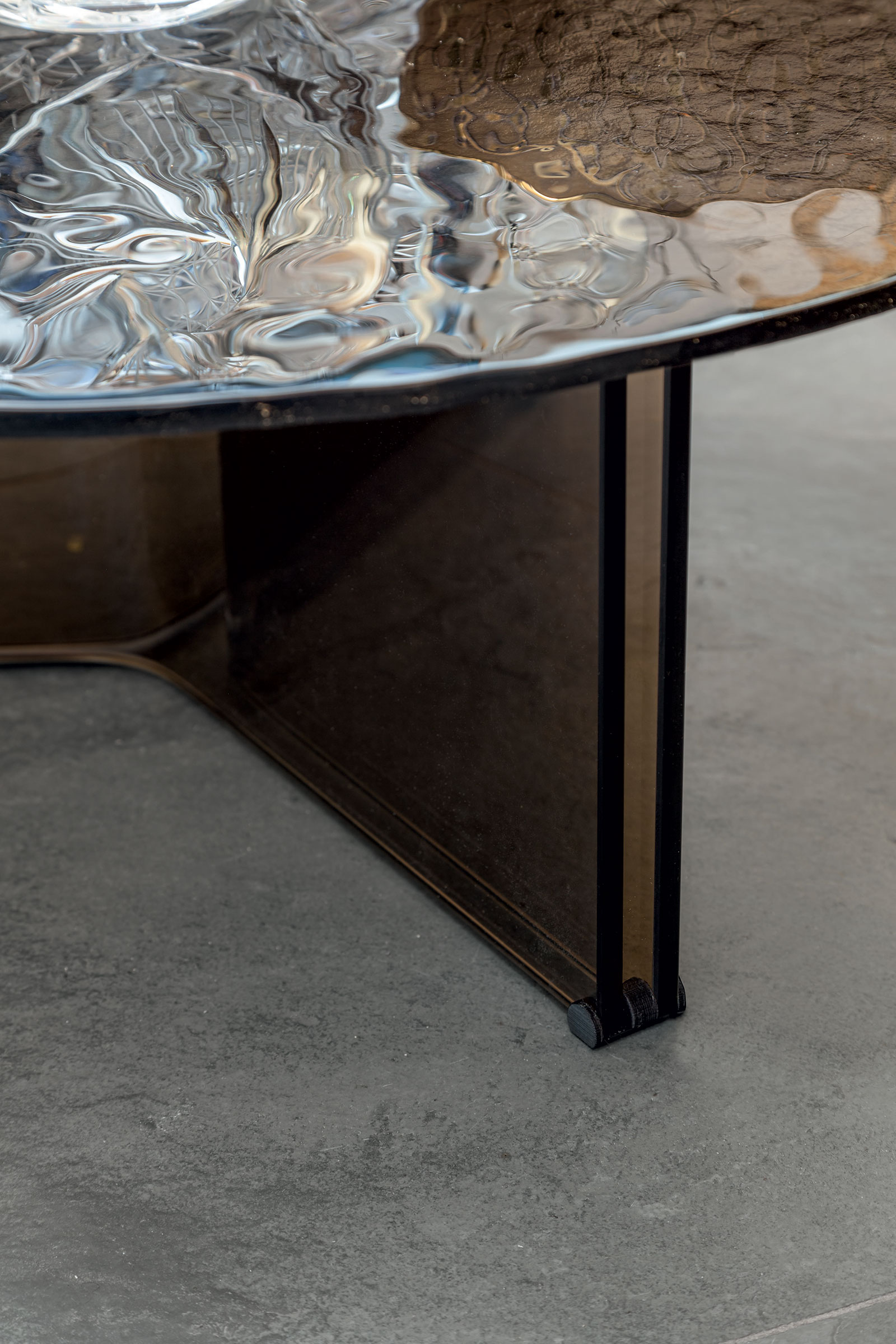 A round coffee table selection, available in several sizes and finishes, completely made of glass. Tops are in bush-hammered glass. Design by "Tosca Design"