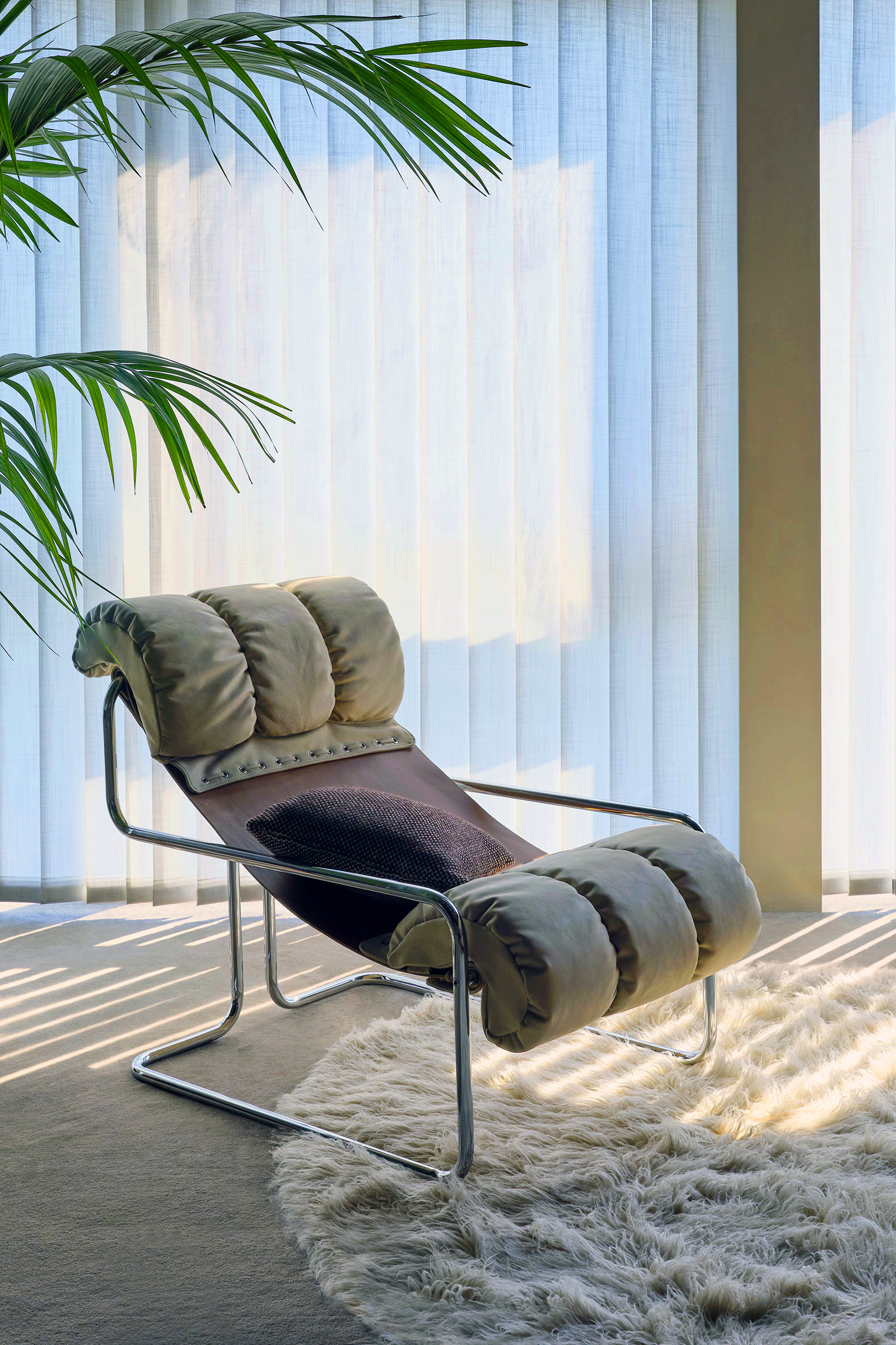 Tucroma is a luxurious chaise longue in bicoloured leather created in 1971 by Guido Faleschini. Made in Italy, high-end furniture. Free home shipping.