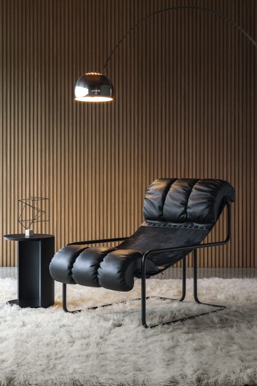 La raffinée et exclusive chaise longue noire Tucroma a été conçue en 1971 par Guido Faleschini. Structure chromée noire. Vente en ligne, livraison gratuite.